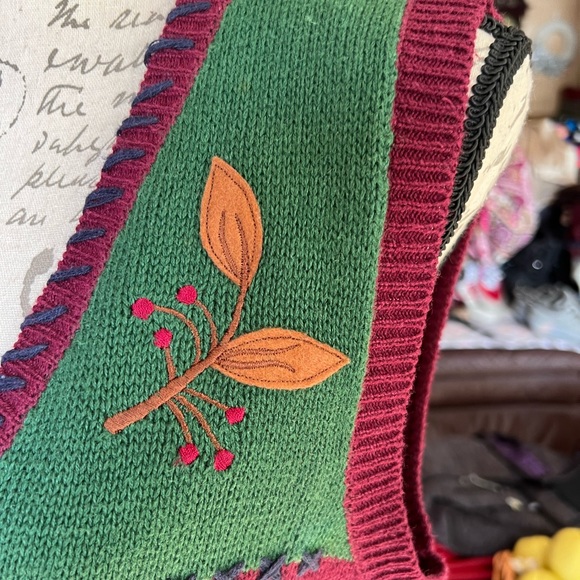 Woman’s vintage Capacity fall embroidered knit sweater vest. - Picture 9 of 16